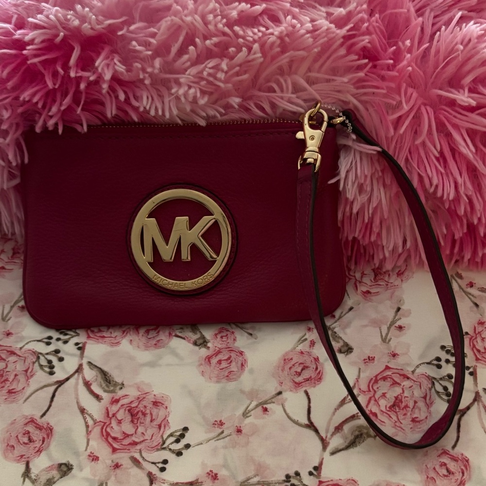 Michael Kors wristlet in excellent condition with tag. The color is maroon - Picture 2 of 5